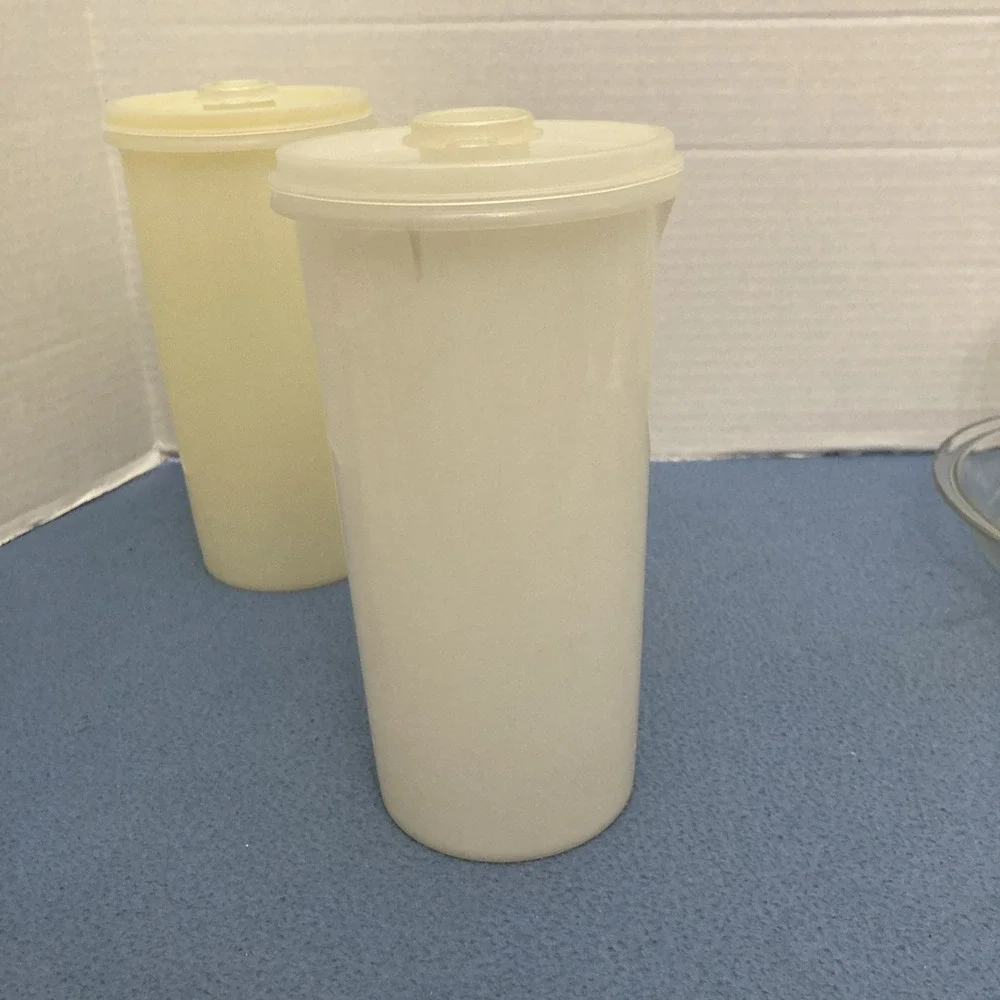Tupperware Juice Container (Handdlier) 261-10 w/Flip Pour Lid (563-5) - Set of 2